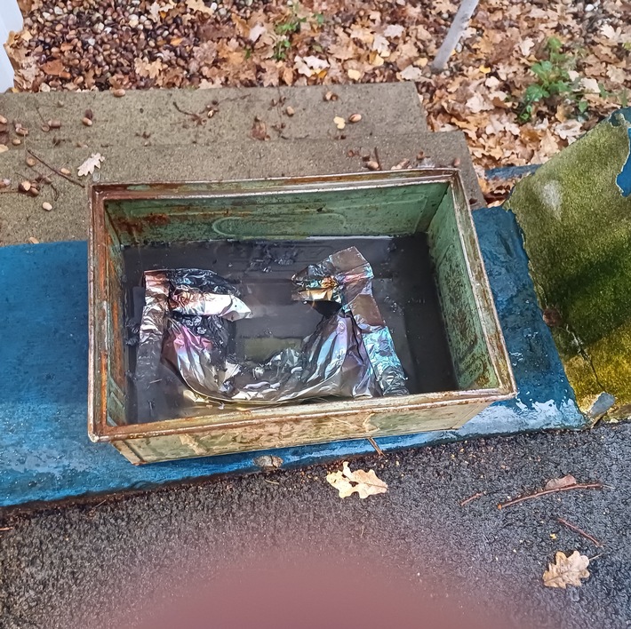 Das in Brand geratene Verpackungsmaterial