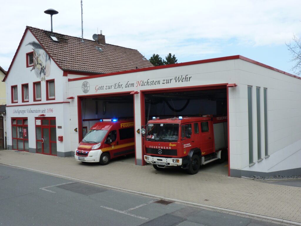 Das Gerätehaus der Löscheinheit Volmarstein in der Schulstraße. Auf dem Bild befindet sich noch das inzwischen außer Dienst genommene LF 8/6.