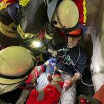 Versorgung des echten "Patienten" in dem Wartungsschacht durch den Rettungsdienst und die Feuerwehr.