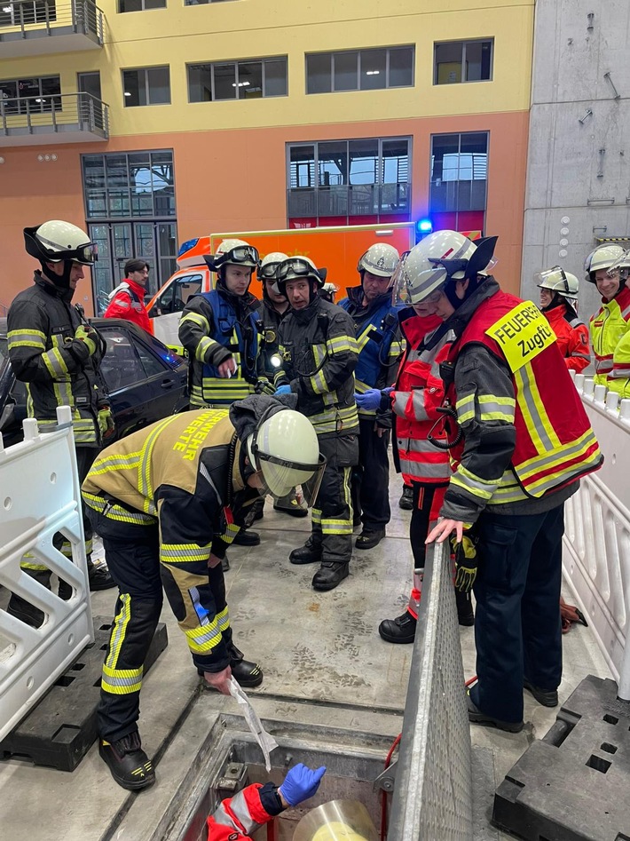 Besprechung der Maßnahmen zum retten der verunglückten Person