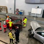 Rettung der eingeklemmten Person aus dem Fahrzeug