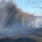 Eine der brennenden Stellen entlang der Bahngleise
