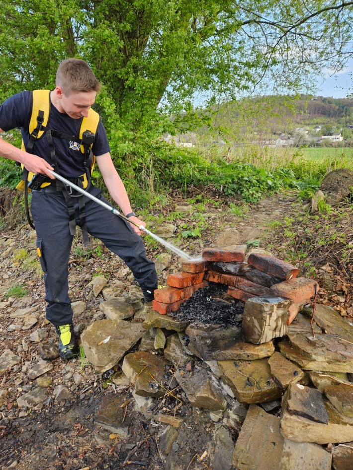 Nachlöscharbeiten mit einem Löschrucksack