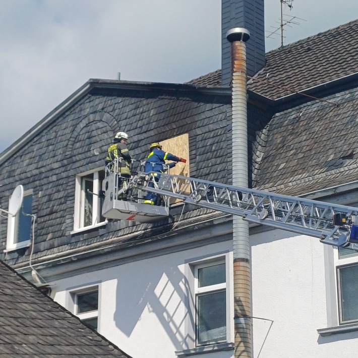 Hand in Hand arbeiten Technisches Hilfswerk und Feuerwehr zusammen.