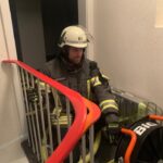 Vornahme des akkubetriebenen Lüfters im Treppenhaus