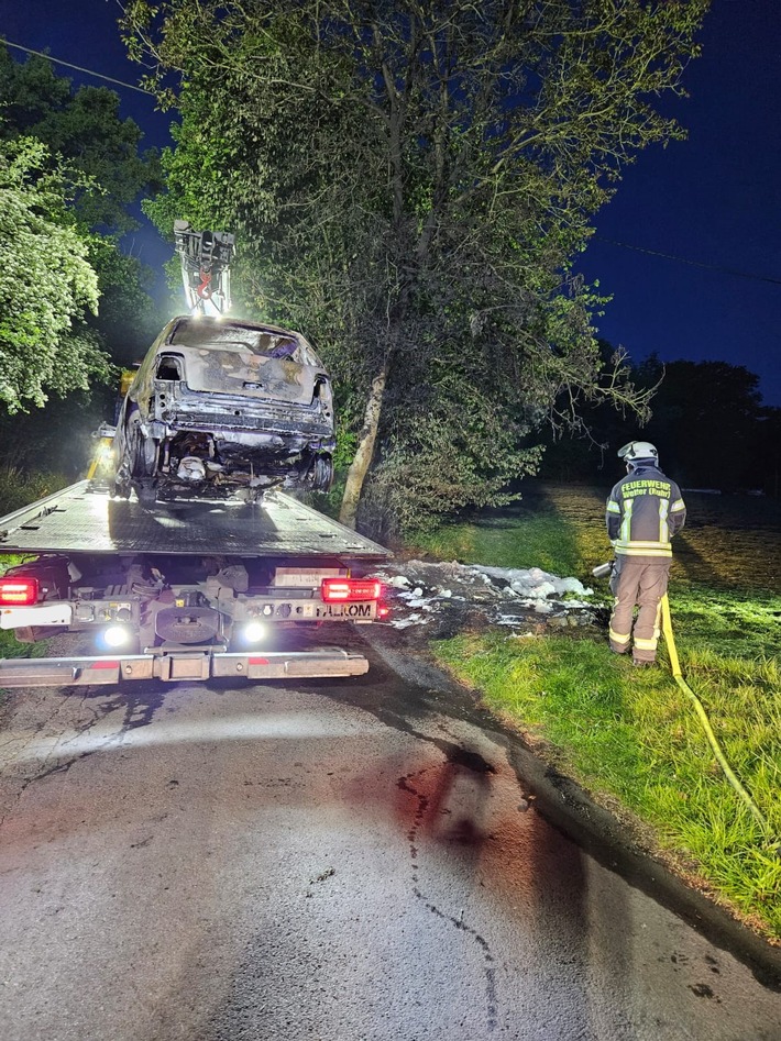 Abtransport des ausgebrannten Fahrzeuges