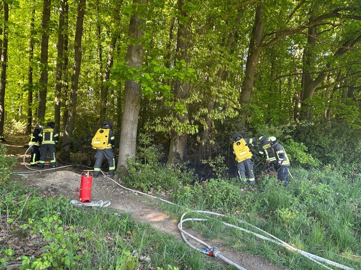 Löschmaßnahmen mit D-Rohr und mehreren Kleinlöschgeräten