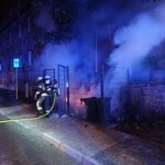 Der in Vollbrand stehende Mülltonnenplatz am Wohnhaus