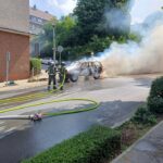 Brandbekämpfung an dem ausgebrannten Jeep