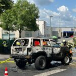 Löschmaßnahmen im Bereich der Motorhaube