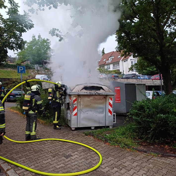 Löschmaßnahmen durch einen Trupp unter Atemschutz