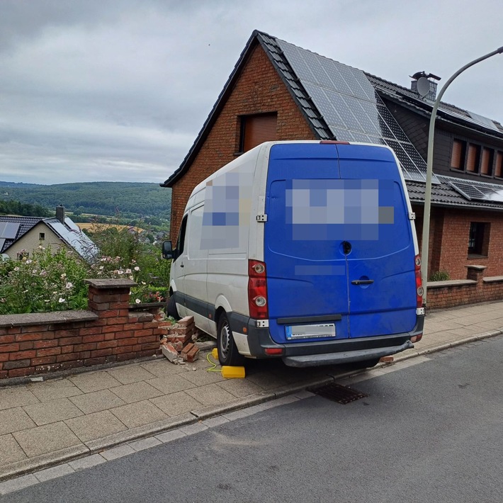Das Fahrzeug welches drohte einen Abhang hinunterzurollen