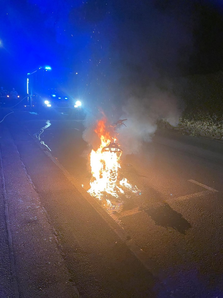 Bei Eintreffen der Einsatzkräfte brannte der Roller in voller Ausdehnung.