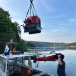 Verladung der Tragkraftspritze auf ein Rettungsboot