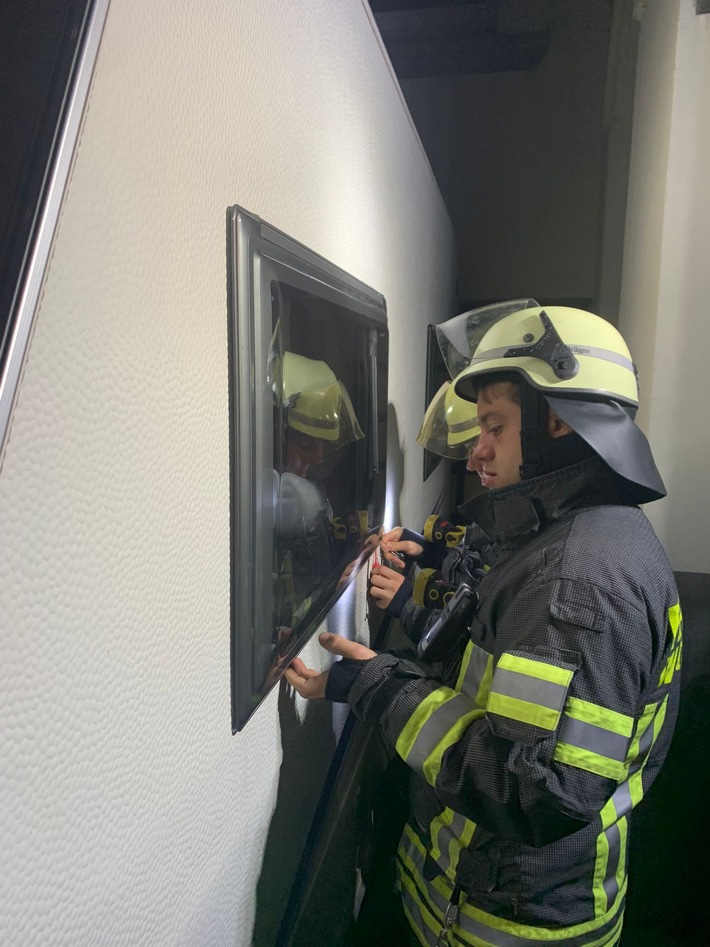 Öffnung eines Seitenfensters durch die eingesetzten Einsatzkräfte