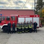 Der Grundlehrgang mit einem Teil der Ausbilder sowie einem Angehörigen der Wehrleitung.