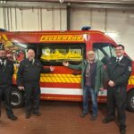 Bürgermeister Hans-Günter Draht mit der Leitung der Feuerwehr
