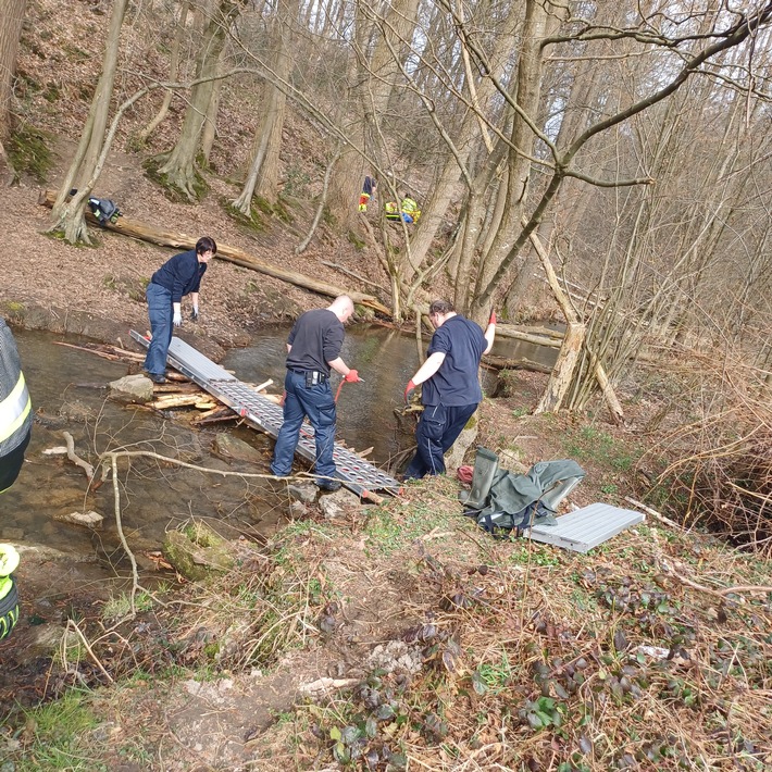 Bau der Behilfsbrücke zum sicheren Abtransport der Patientin