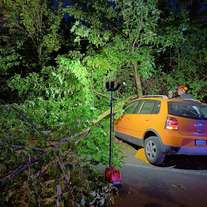 Der verunfallte Pkw auf der Oberwengerner Straße