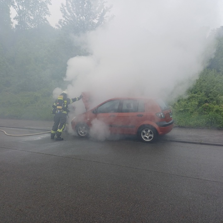 Das in Brand stehende Fahrzeug