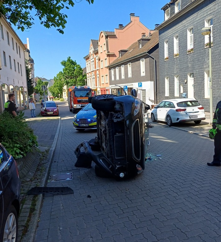 Das verunfallte Fahrzeug im Kreuzungsbereich
