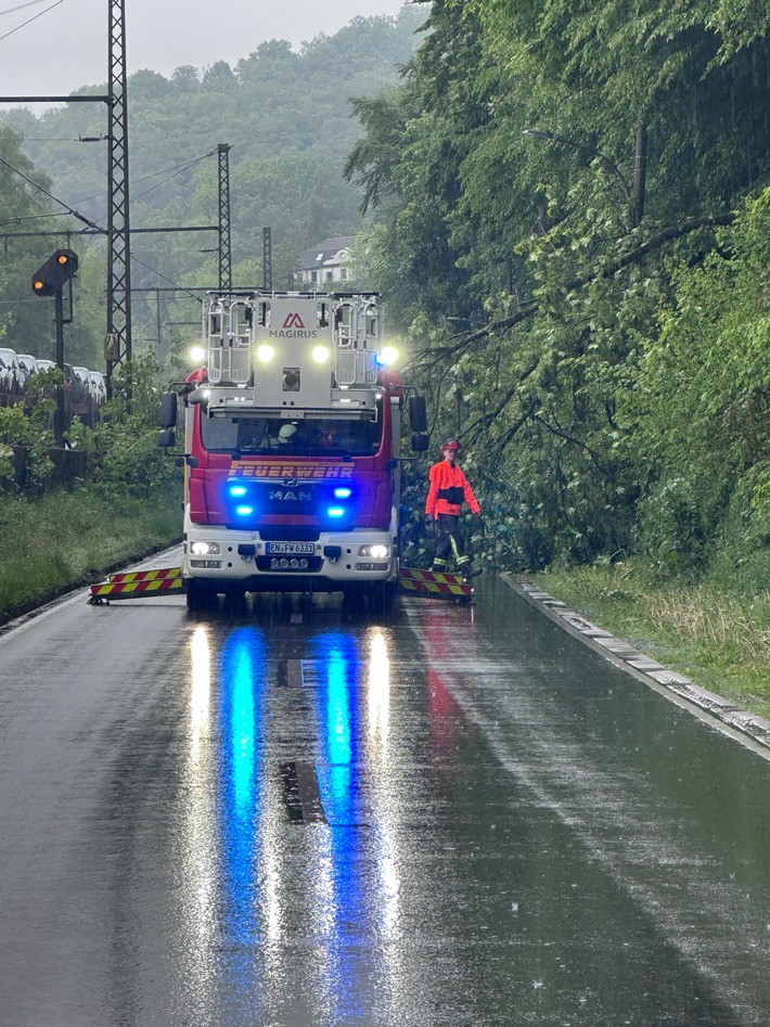 Die Drehleiter wird in Position gebracht