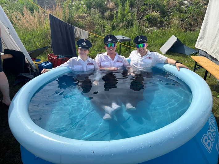 Natürlich kam auch der Spaß bei den Betreuern nicht zu kurz. Die Hitze ließ sich mit einer gemeinsamen Wasserschlacht gut aushalten.