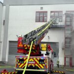Kontrolle der Räumlichkeiten von außen über die Drehleiter