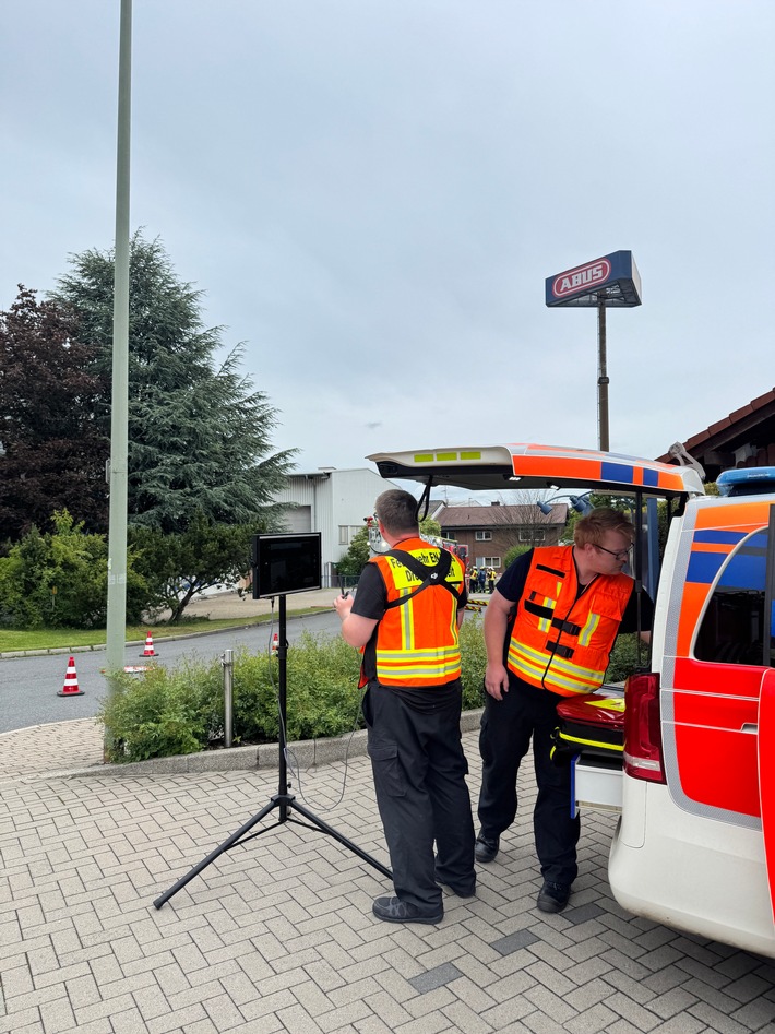Die Drohne ist im Einsatz zur Erkundung der Dachflächen