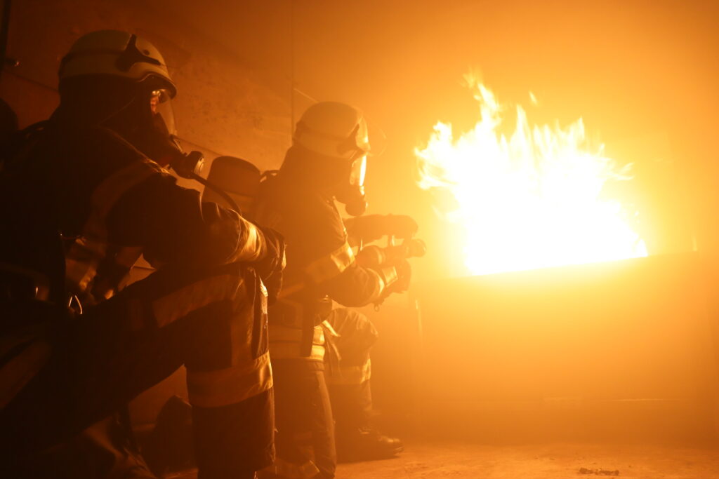 Das Bild zeigt die Übung der Brandbekämpfung im Brandhaus.