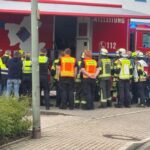 Regelmäßig durchgeführte Lagebesprechung am Einsatzleitwagen