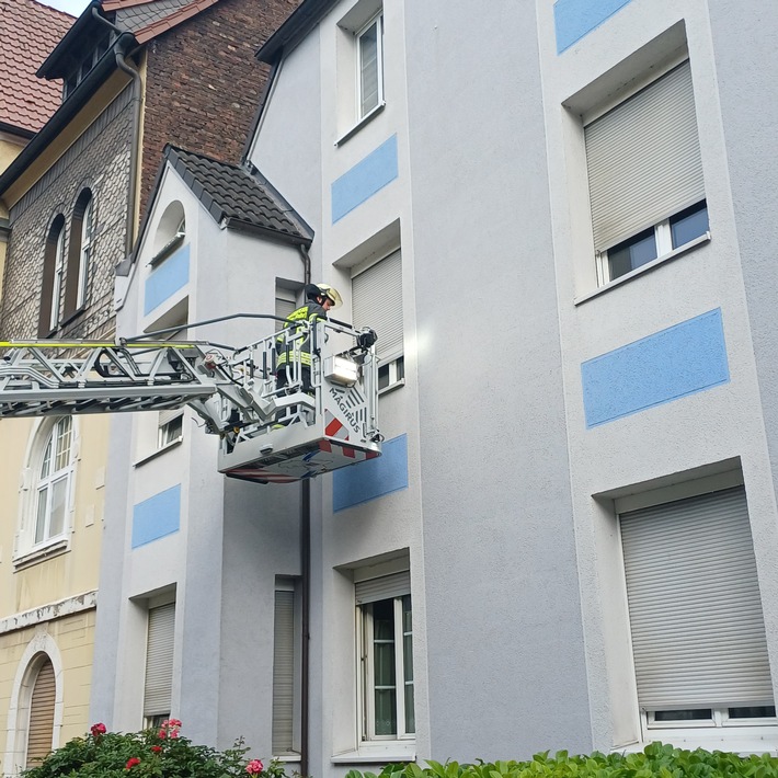 Kontrolle der betroffenen Wohnung über die Drehleiter