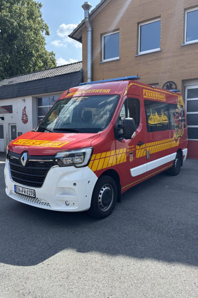 Zu sehen ist der Jugendfeuerwehrbus vor dem Gerätehaus Grundschöttel