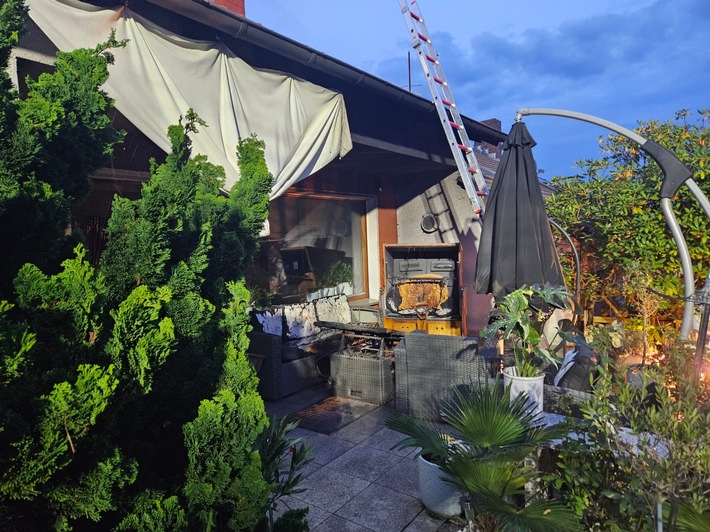 Der verbrannte Tisch unter der Pergola.