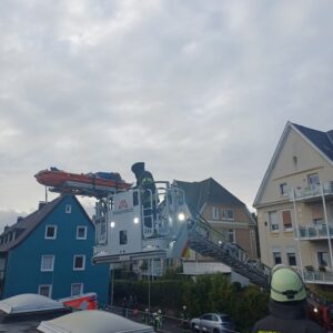 Rettung des Patienten über die Drehleiter
