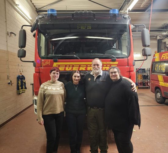 Mitglieder des PSU-Teams vor dem HLF 20 der LE Alt-Wetter